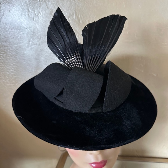 ORNATE 1940s\' BLACK FELT/VELVET FEDORA WITH FELT STRIPS + BLACK FEATHER \